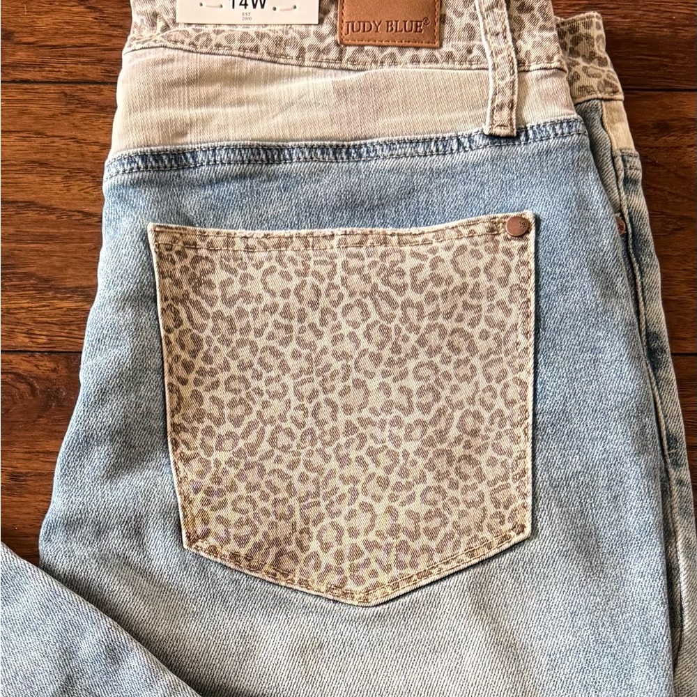Judy Blue- NWT- Light Blue SLIM Fit Jeans with Leopard Pocket - Picture 2 of 4